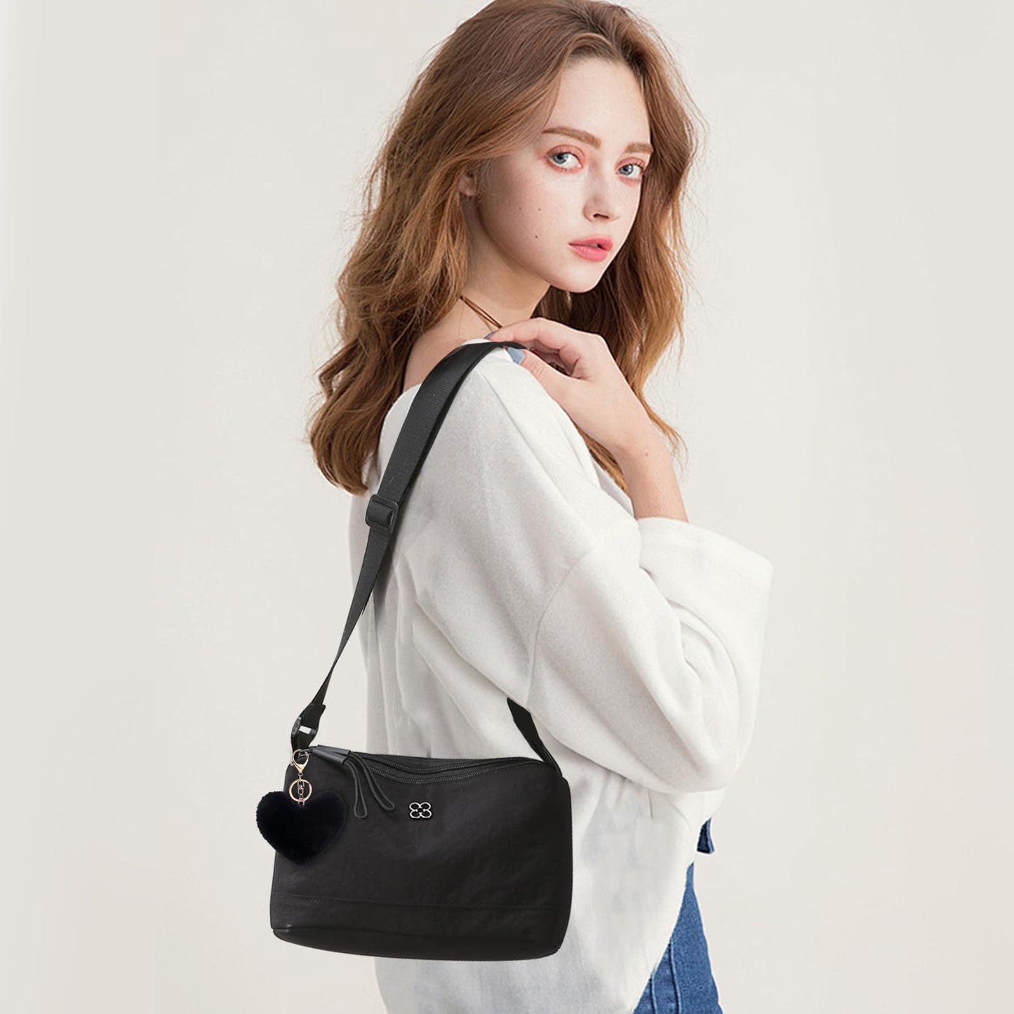 Bolso Bandolera Cruzado HENGBIRD para Mujer en Nylon Negro con Encanto de Corazón – Mediano, Multibolsillos y Bandolera Ajustable