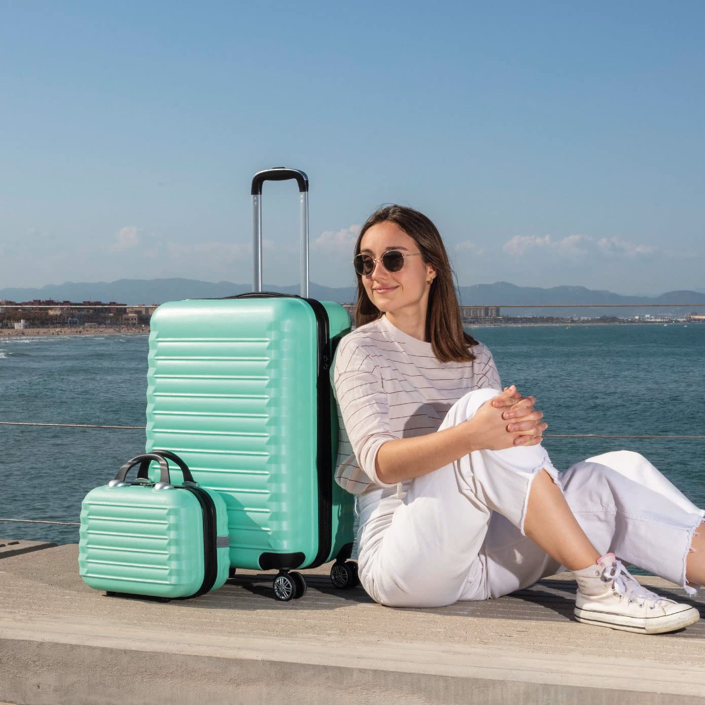 Set de 4 Maletas Rígidas NUMADA – Cabina 53 cm, Mediana 63 cm, Grande 75 cm y Neceser, ABS Eco Friendly, 4 Ruedas Dobles, Cierre de Combinación – Verde