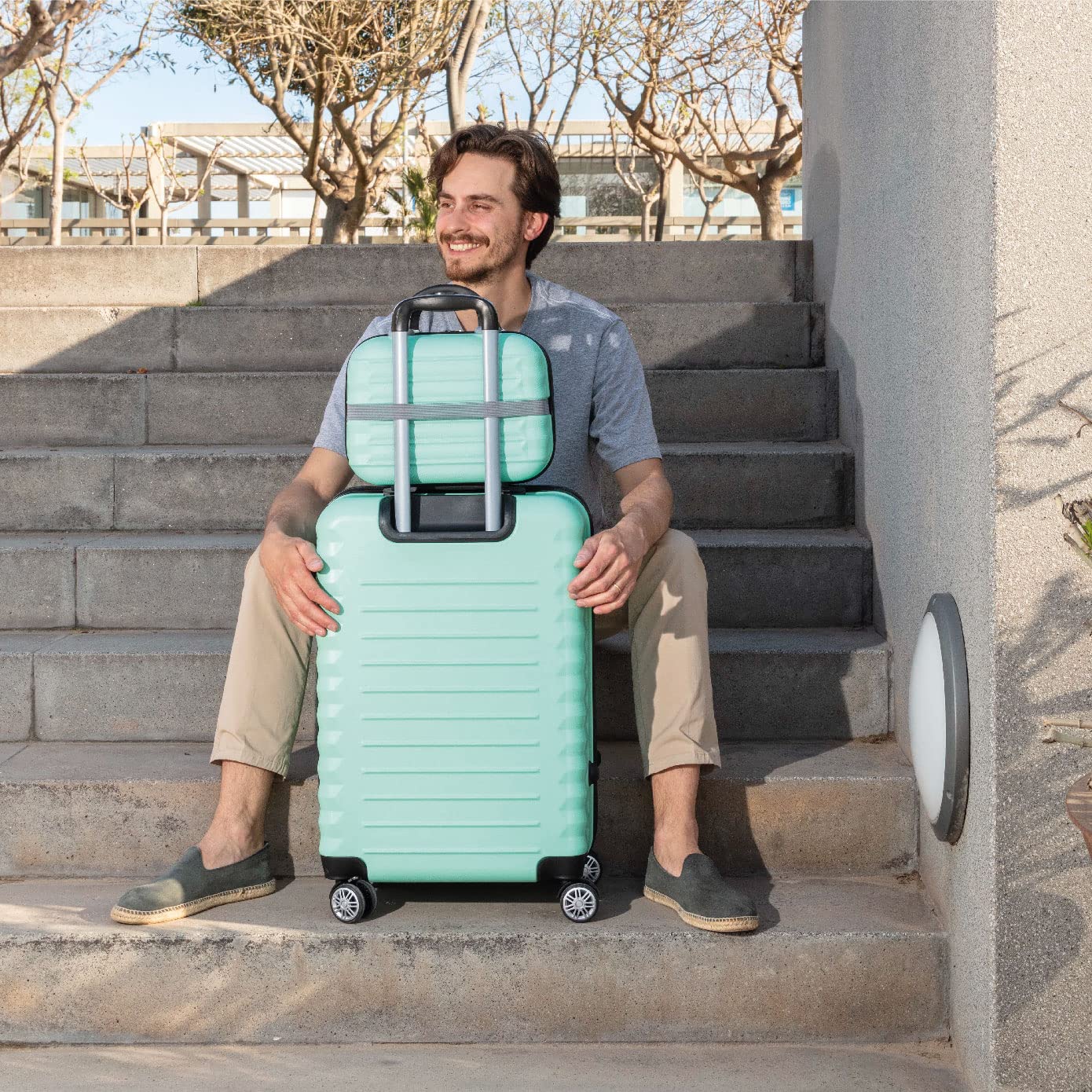 Set de 4 Maletas Rígidas NUMADA – Cabina 53 cm, Mediana 63 cm, Grande 75 cm y Neceser, ABS Eco Friendly, 4 Ruedas Dobles, Cierre de Combinación – Verde